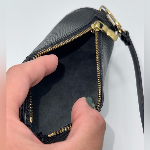 Louis Vuitton Epi Pochette Souflott Bag - Picture 13 of 13
